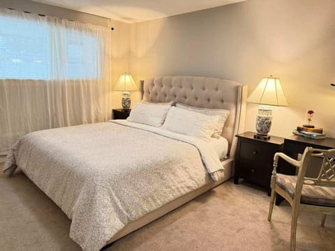 Pet Friendly Bellevue Condo with Stunning City Views House in Bellevue