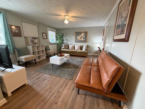 Cozy 1BR Retreat Historic Peaceful Stay Smart TV VSU Apartment in Valdosta