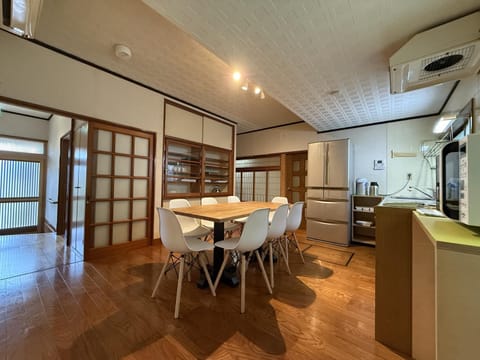 Kitchen or kitchenette, Dining area, stove, air conditioner