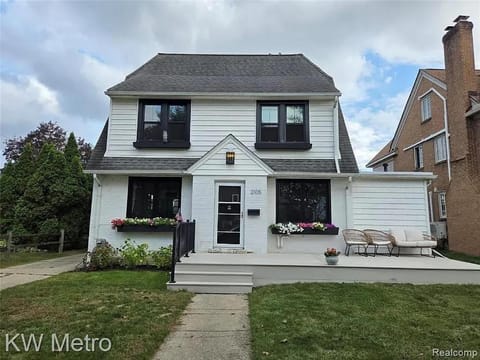Recently Renovated 1924 DUTCH in Royal Oak House in Berkley
