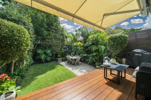 Patio, Garden, Garden, Dining area, Garden view
