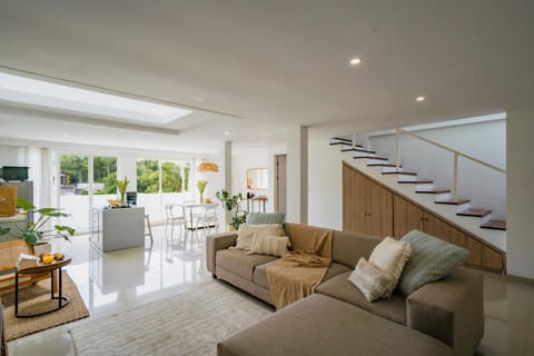 TV and multimedia, Kitchen or kitchenette, Living room, Seating area