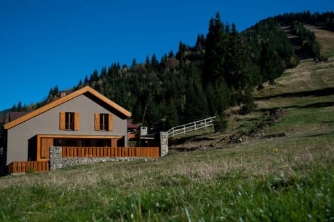 Property building, Facade/entrance, Day, Natural landscape, Mountain view