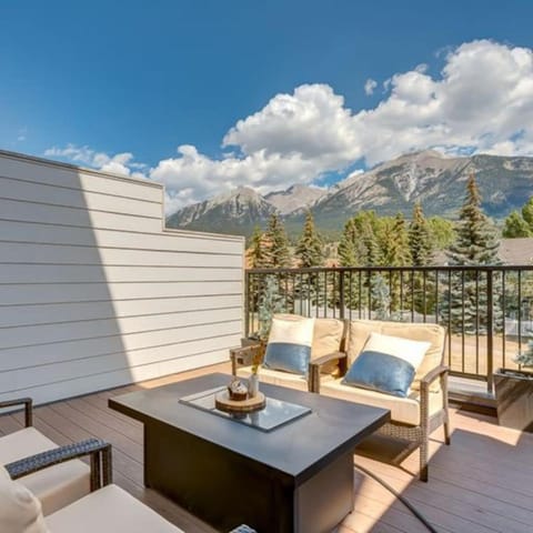 Patio, Natural landscape, View (from property/room), Balcony/Terrace, Seating area, Mountain view