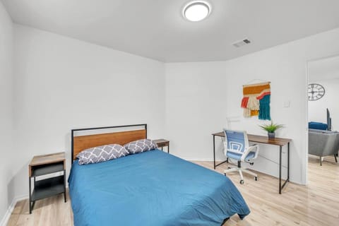 Cozy Home Near Tesla COTA Austin Airport House in Austin