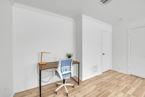 Cozy Home Near Tesla COTA Austin Airport House in Austin