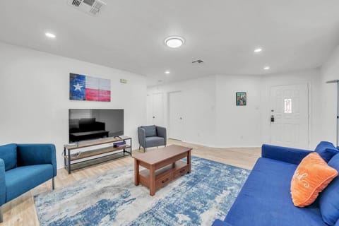 Cozy Home Near Tesla COTA Austin Airport House in Austin