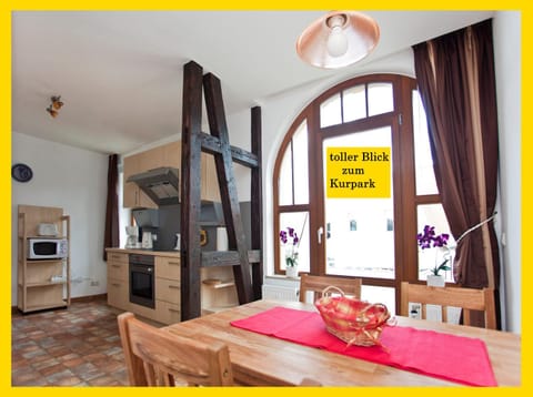Coffee/tea facilities, Kitchen or kitchenette, microwave, stove, toaster, towels, kitchen