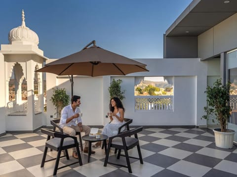 Restaurant/places to eat, Day, Balcony/Terrace, Seating area