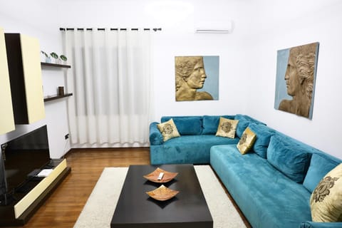 Communal lounge/ TV room, TV and multimedia, Living room, Seating area, Evening entertainment