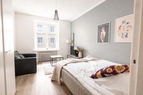 Bed, TV and multimedia, Living room, Photo of the whole room, Seating area, Bedroom