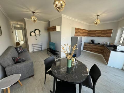 Kitchen or kitchenette, Living room, Seating area, Dining area