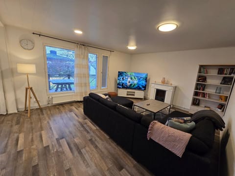 Communal lounge/ TV room, TV and multimedia, Living room, Seating area, Evening entertainment