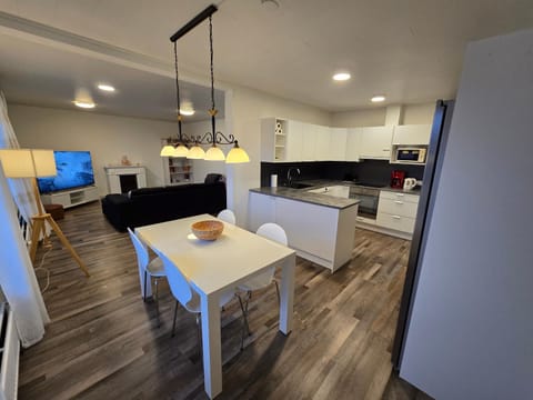 Kitchen or kitchenette, Living room, Seating area, Dining area