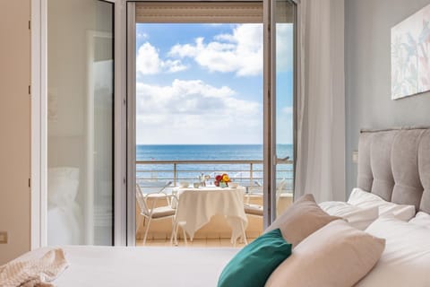 Bed, Natural landscape, View (from property/room), Balcony/Terrace, Living room, Photo of the whole room, Bedroom, Sea view
