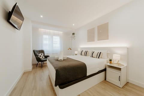 Bed, TV and multimedia, Living room, Photo of the whole room, Seating area, Bedroom