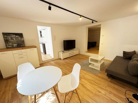 TV and multimedia, Living room, Seating area, Evening entertainment