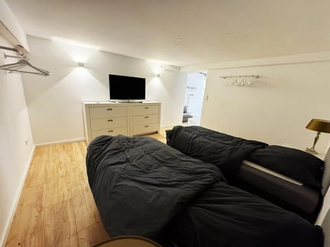 Bed, TV and multimedia, Photo of the whole room, Evening entertainment, Bedroom