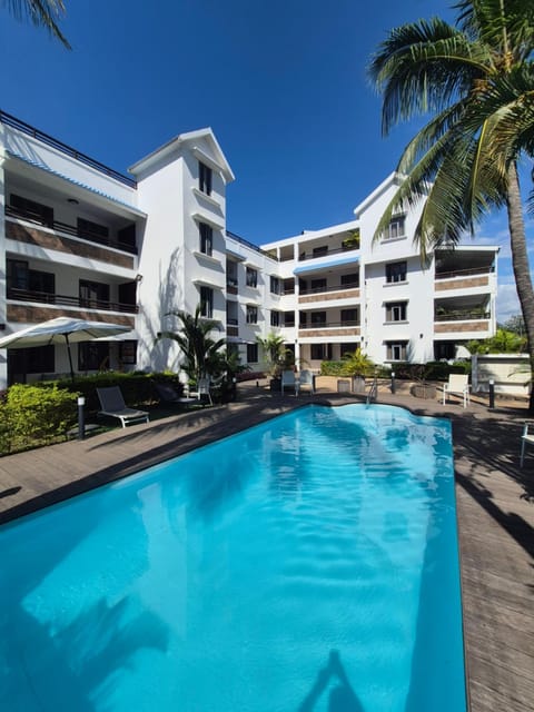 Property building, Day, Pool view, Swimming pool, sunbed