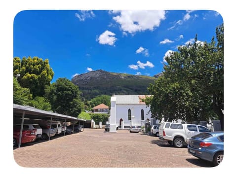 Property building, Day, Mountain view, Location, Parking