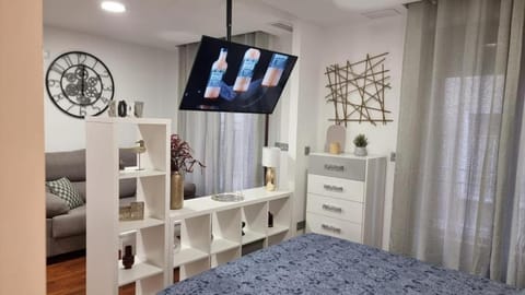 Bed, TV and multimedia, Living room