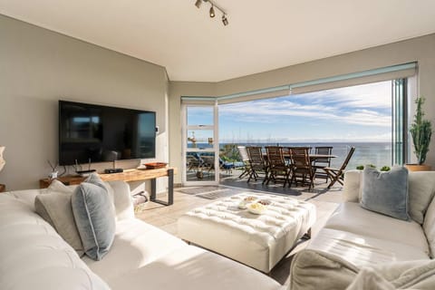 Houghton Views - Camps Bay Apt, Pool, Ocean Views Apartment in Camps Bay