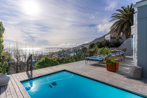 Houghton Views - Camps Bay Apt, Pool, Ocean Views Apartment in Camps Bay