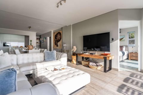 Houghton Views - Camps Bay Apt, Pool, Ocean Views Apartment in Camps Bay