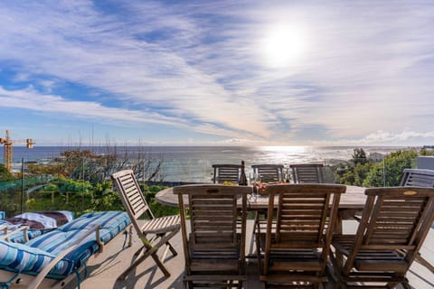 Houghton Views - Camps Bay Apt, Pool, Ocean Views Apartment in Camps Bay