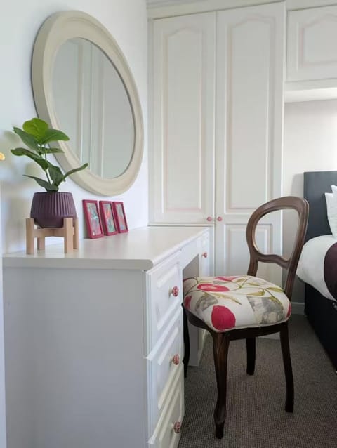 Bed, Photo of the whole room, Seating area, Bedroom, wardrobe