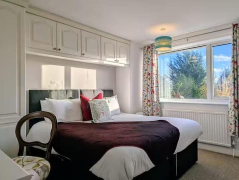 Bed, Photo of the whole room, Bedroom, internet