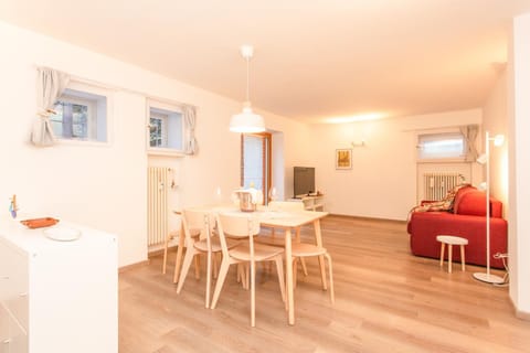 TV and multimedia, View (from property/room), Living room, Photo of the whole room, Seating area