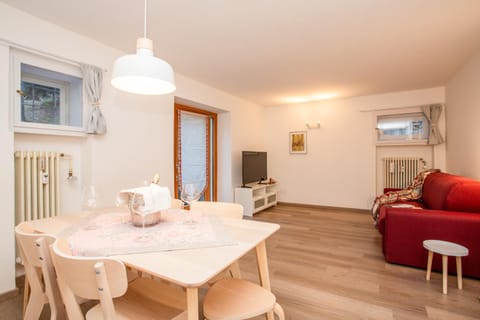 TV and multimedia, Living room, Photo of the whole room, Seating area, Dining area