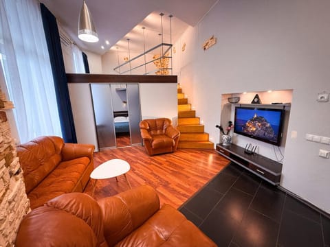 Communal lounge/ TV room, Bed, TV and multimedia, Living room, Seating area, Evening entertainment, Bedroom