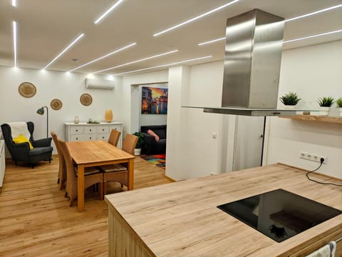 Kitchen or kitchenette, Living room, Seating area, Dining area, oven, stove