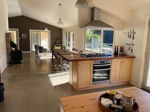 One Mile Bridge - Off Grid Stays House in Mole Creek