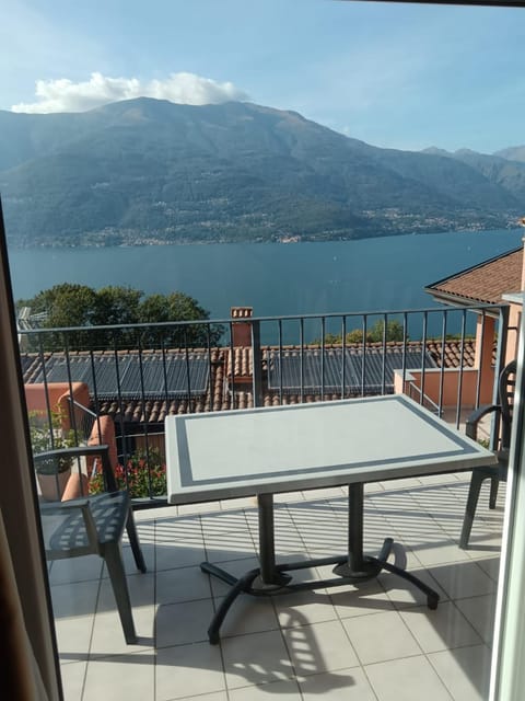 Balcony/Terrace, Dining area, Lake view