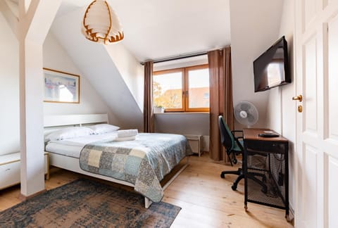 Bed, TV and multimedia, Photo of the whole room, Bedroom