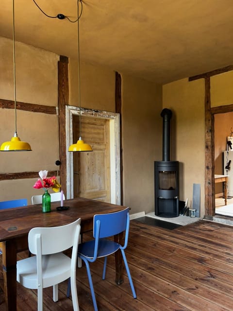 Living room, Seating area, Dining area, oven