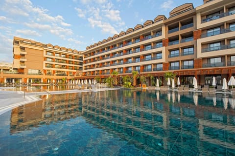 Property building, Day, Pool view, Swimming pool, sunbed