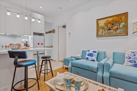 h2h Erato #Luxury, tech, smART with parking, in 1' metro Apartment in Pireas