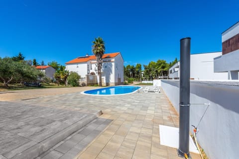 Property building, Day, Swimming pool