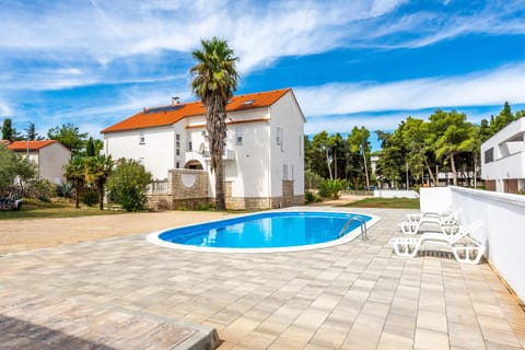 Property building, Swimming pool, sunbed