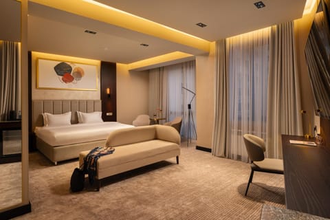 Bed, Living room, Photo of the whole room, Seating area, Bedroom