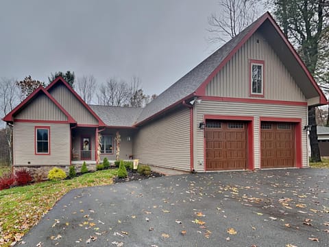 Buzzy Bee Lodge House in McHenry