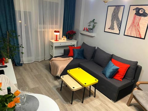 Bed, TV and multimedia, Living room, Photo of the whole room, Decorative detail, Seating area, Text overlay