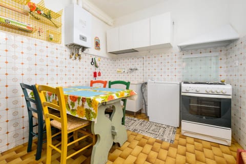 Kitchen or kitchenette, Dining area, oven, stove
