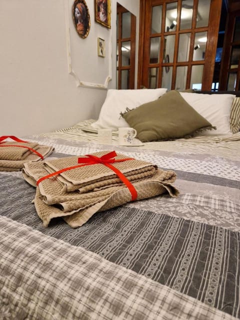 Bed, Bedroom, towels