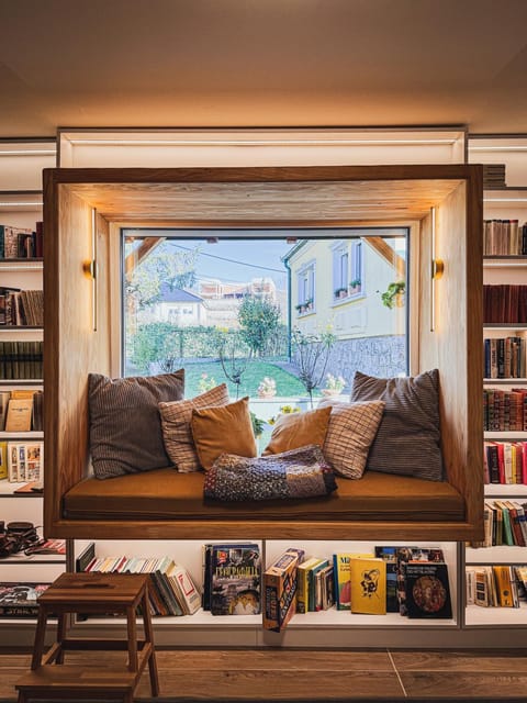 Library, Living room, Seating area
