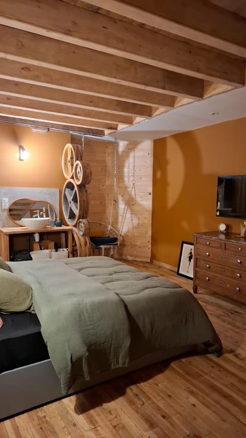 Bed, TV and multimedia, Photo of the whole room, Bedroom